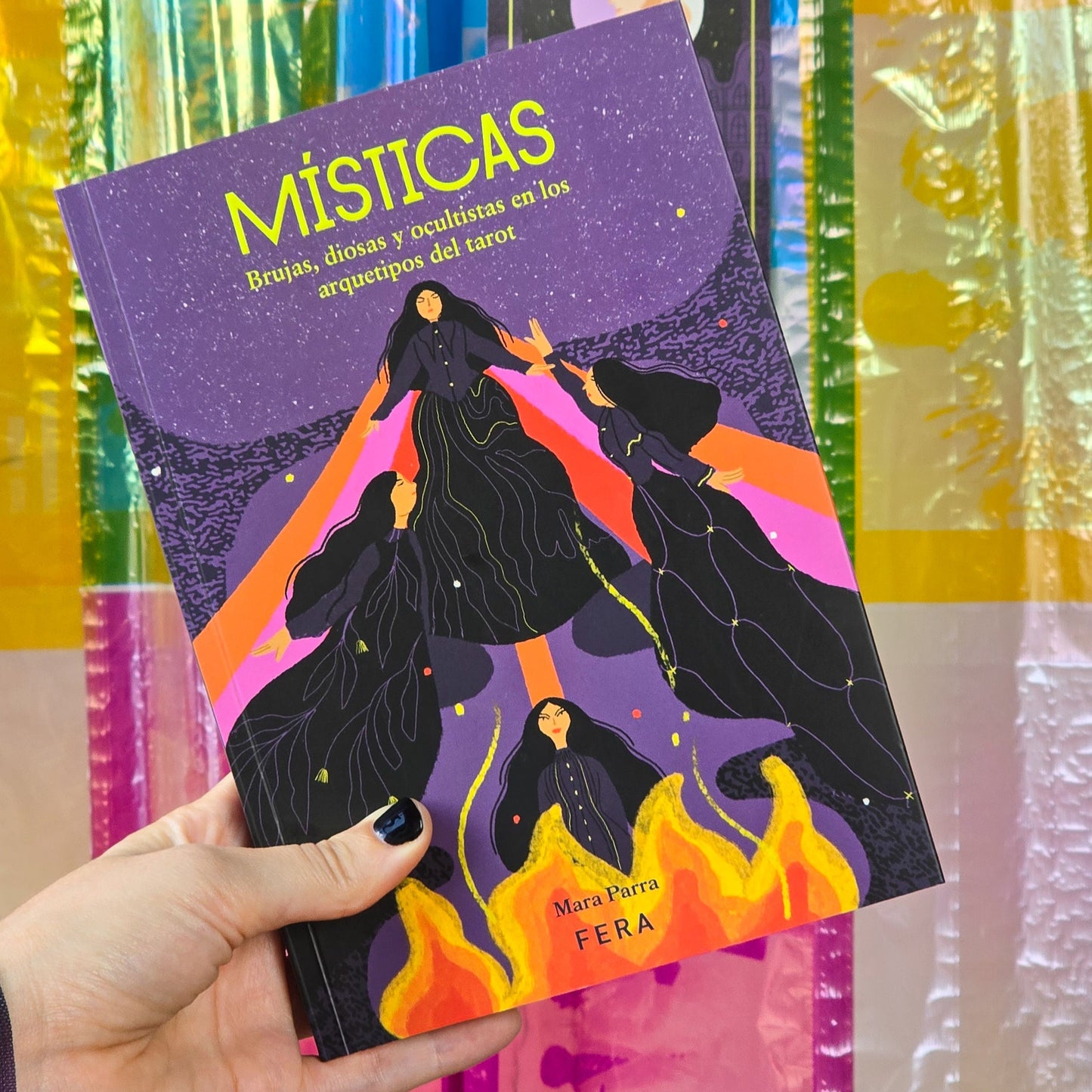 Místicas. Brujas, diosas y ocultistas - Mara Parra